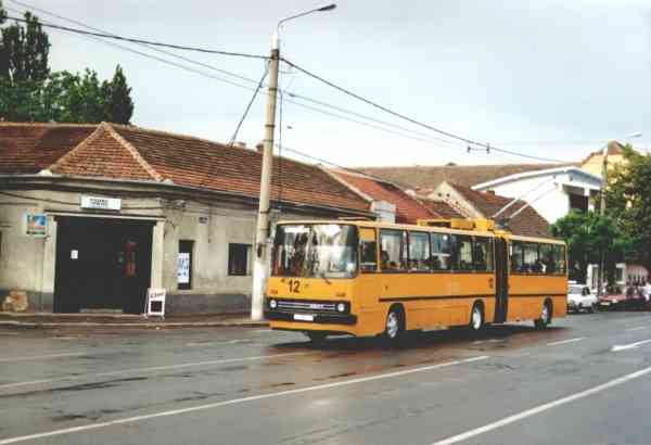 Ehemaliger Eberswalder Gelenkobus Nr. 020 vom ungarischen Typ Ikarus 280.93 in
Timisoara/RO mit der Wagen-Nr. 12 am 31.05.2001